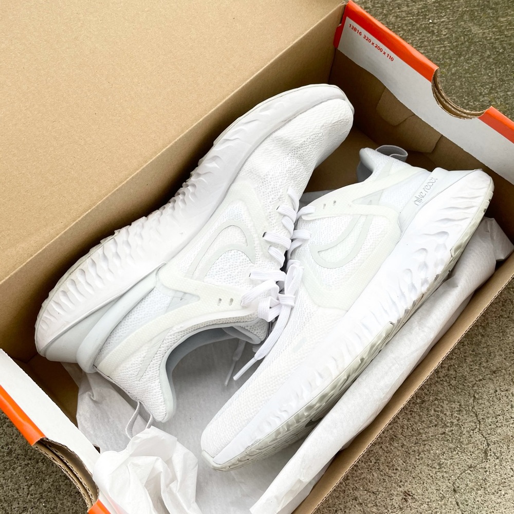 Almost New With Box Nike Us7 Legend React 2 - image 2